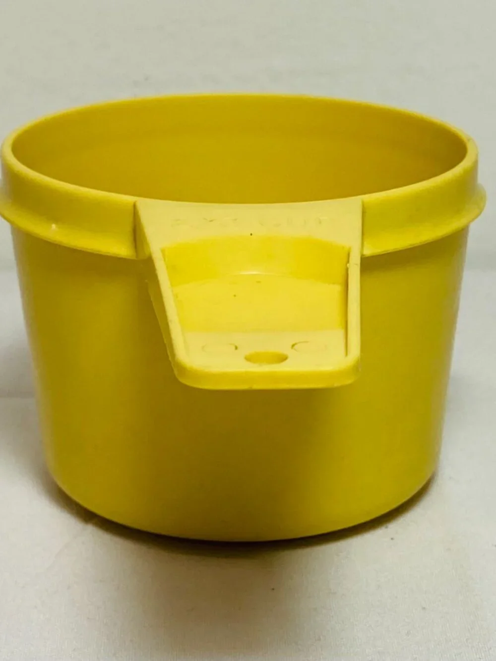 VNTG Tupperware 2/3 Cup Buttercup/Daffodil Yellow Measuring Cup #763, GUC